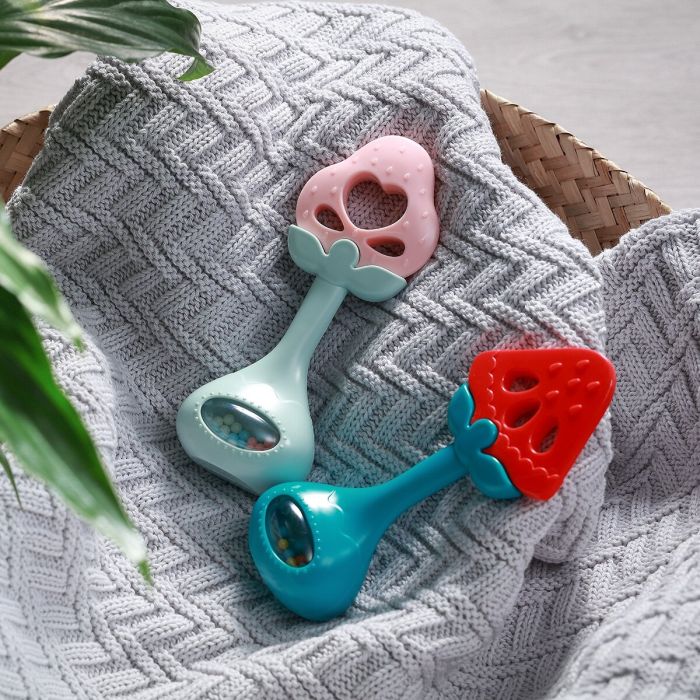 Babyono lavinamasis kramtukas su barškučiu braškė 499/03