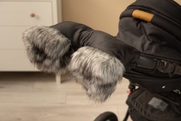 Pirštinės-mova vežimėliui ar rogėms "Fox" juodos spalvos su dirbtiniu kailiuku.